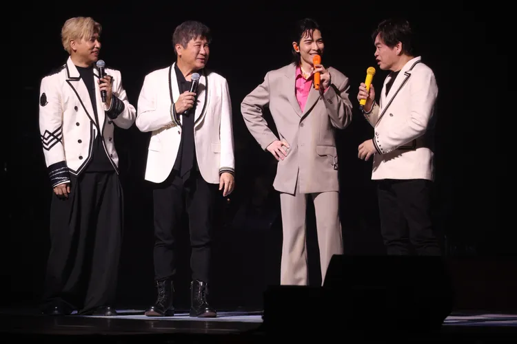 蕭敬騰（右2）活潑接哏驚呆主持群。莊宗達攝