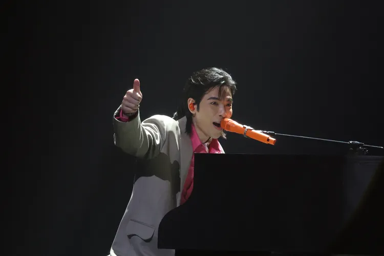 蕭敬騰自彈自唱《無言花》，與台下粉絲對唱。莊宗達攝