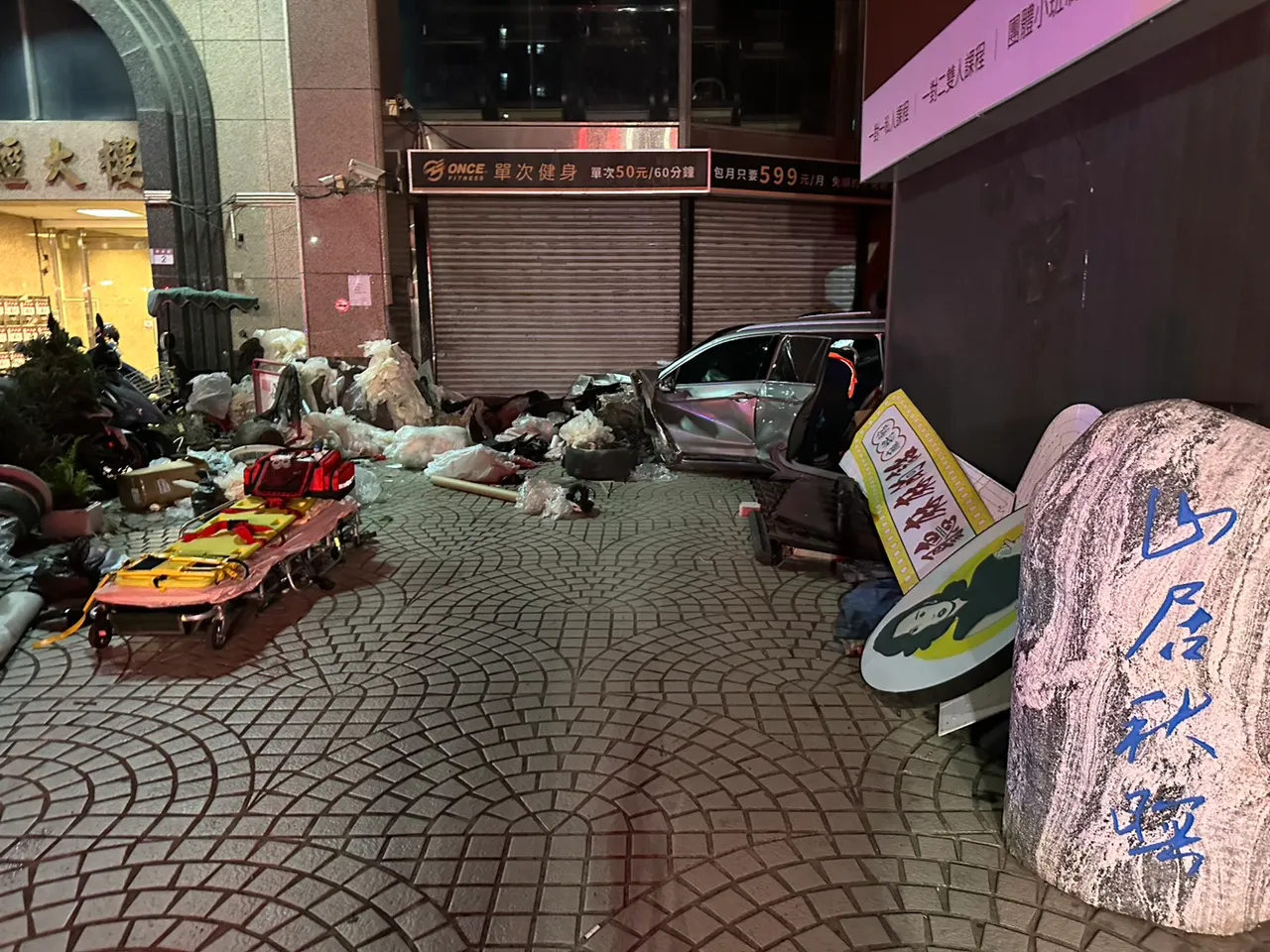 郭男撞擊路旁停放的10部兩輪車輛，大樓的垃圾、廢棄物散落一地。民眾提供