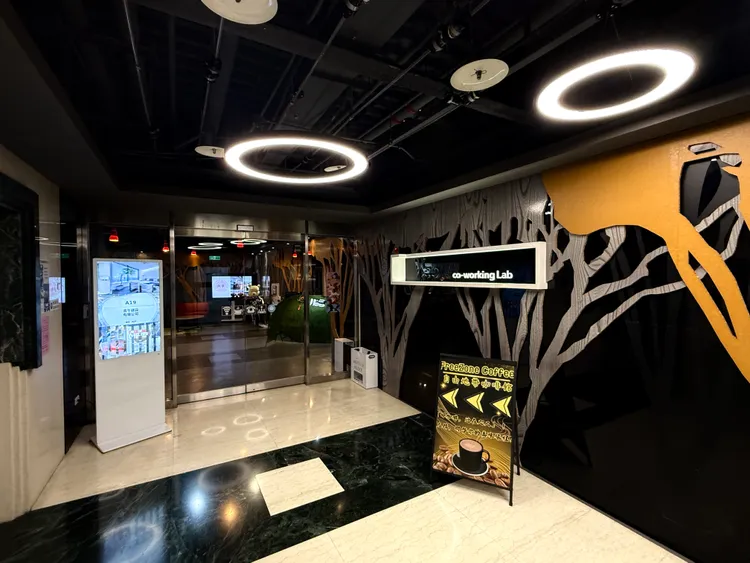 企業選擇租用辦公樓其成本花費，往往遠高於共享辦公室租用，加上企業規模小型化，讓共享辦公室出現新商機。葉家銘攝