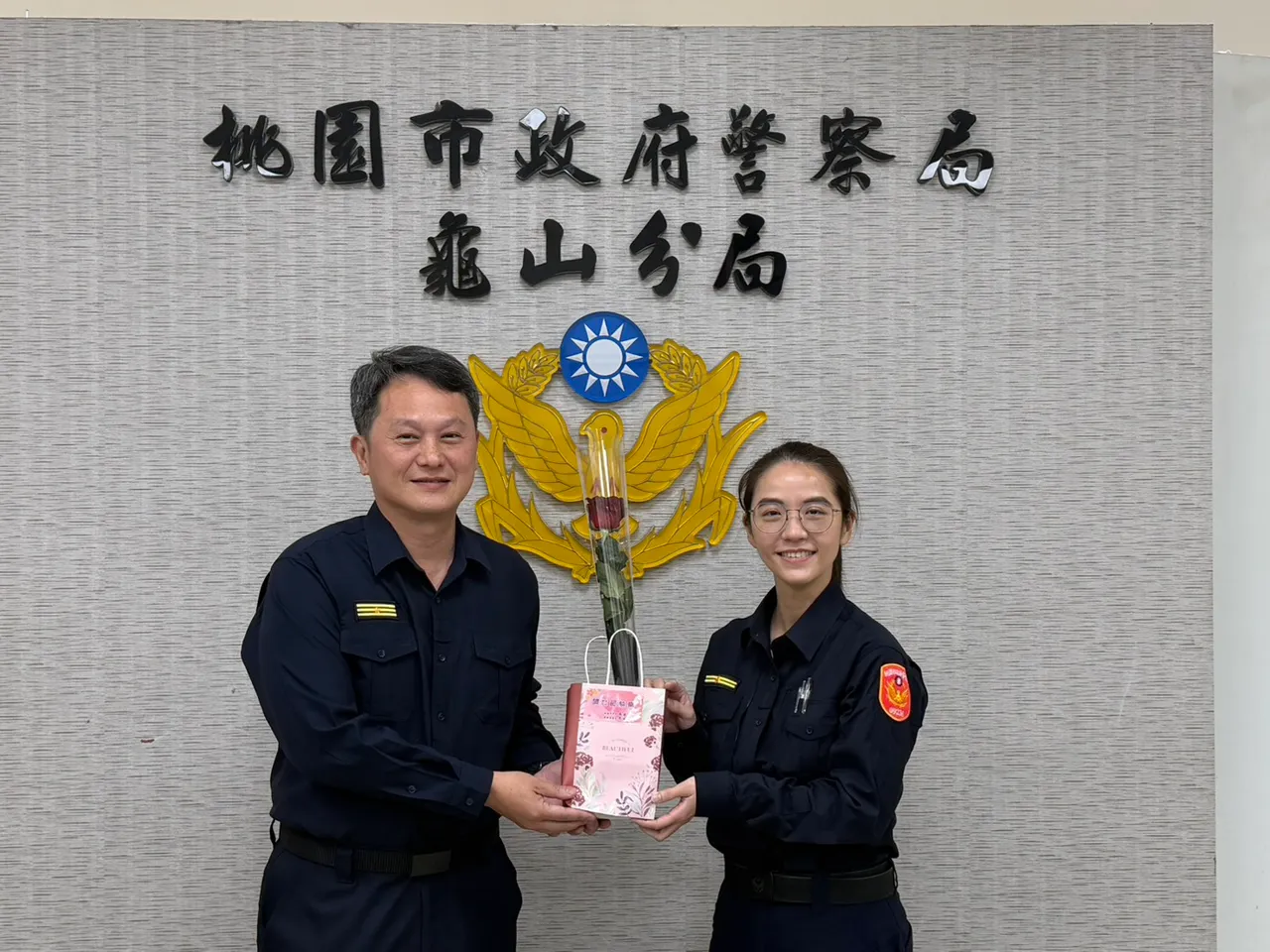 龜山分局長張鶴瓊準備象徵溫柔與力量的花束及心型巧克力，致贈給女性同仁。龜山警分局提供