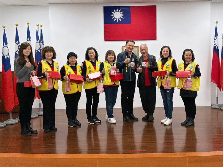 中壢警分局長林鼎泰邀請國畫大師陳士侯送對杯向女性志工賀節。中壢警分局提供