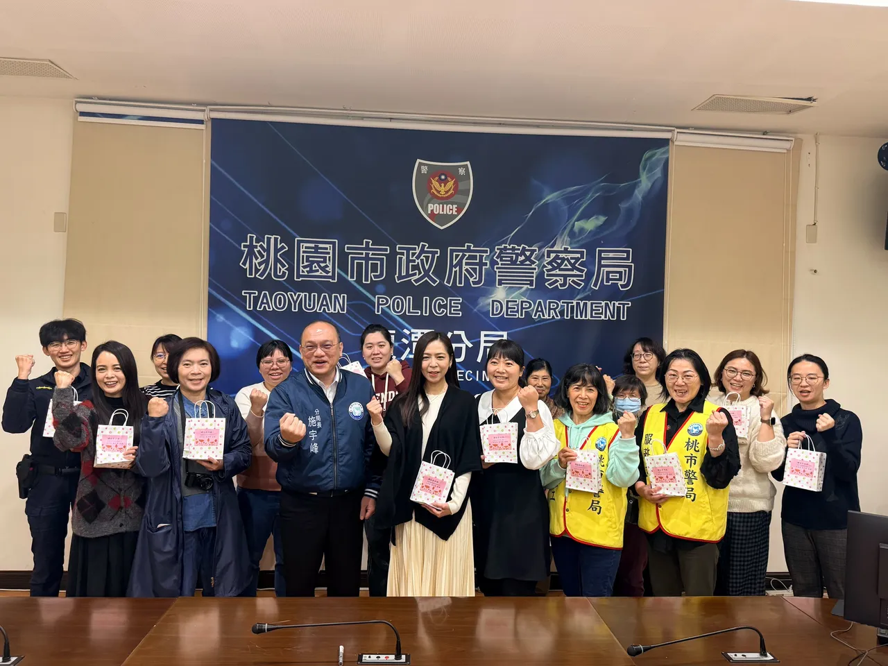 龍潭警分局長施宇峰致贈「玻尿酸修護沁涼面膜」予女性同仁。龍潭警分局提供