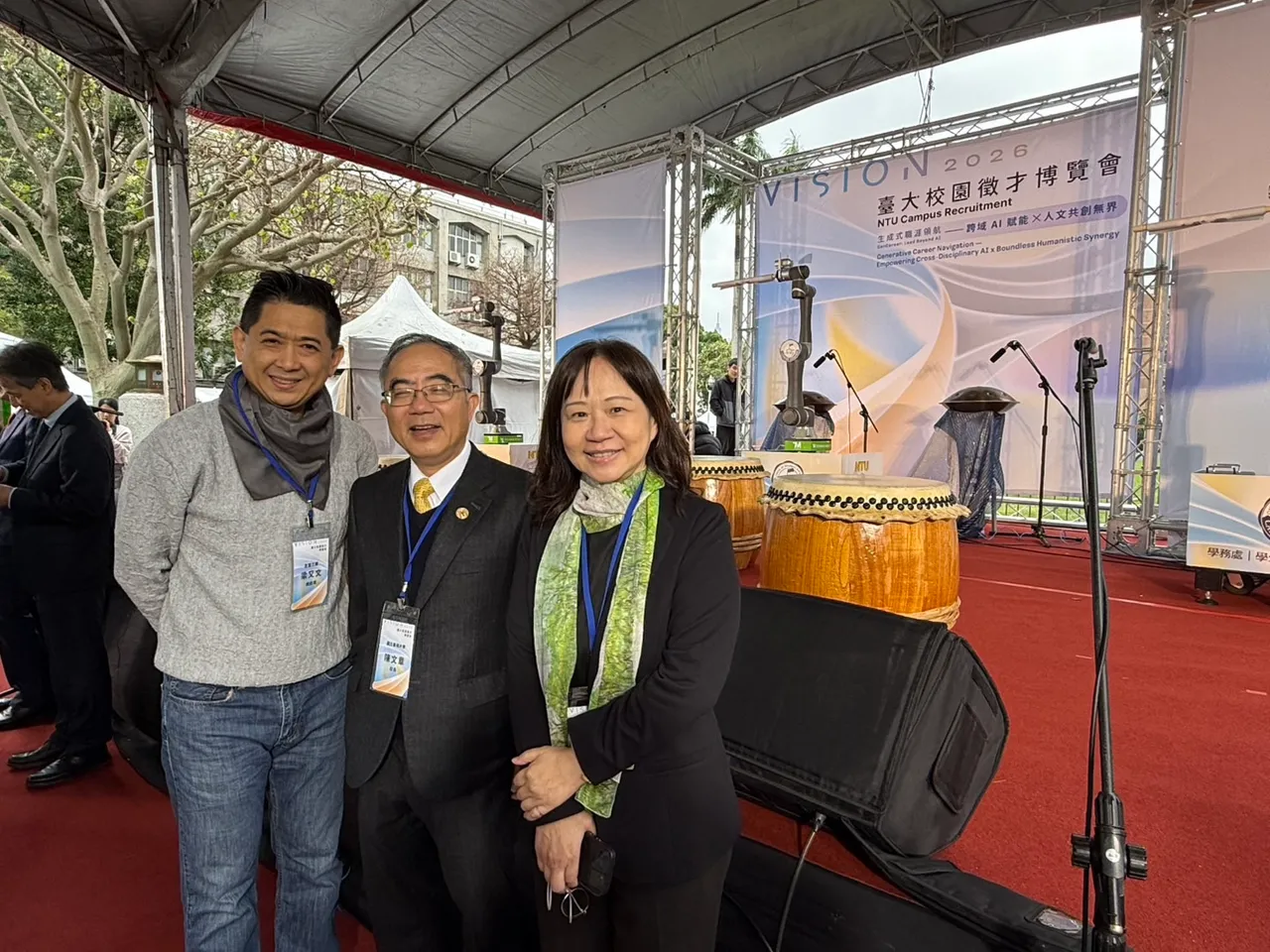 志聖工業執行長梁又文（左）受臺大校長陳文章 （中）邀請登台分享，成為本次博覽會中唯一受邀上台發言的企業代表。公司提供