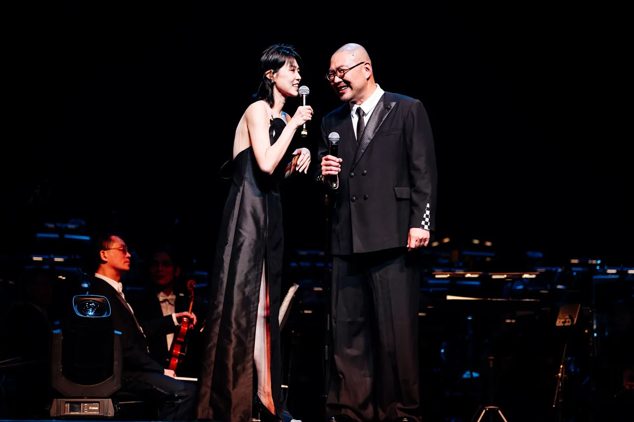 曹雅雯（左）與國際指揮簡文彬台上互動歡樂。衛武營國家藝文中心提供