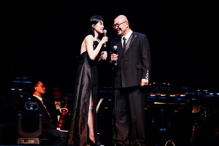 曹雅雯（左）與國際指揮簡文彬台上互動歡樂。衛武營國家藝文中心提供