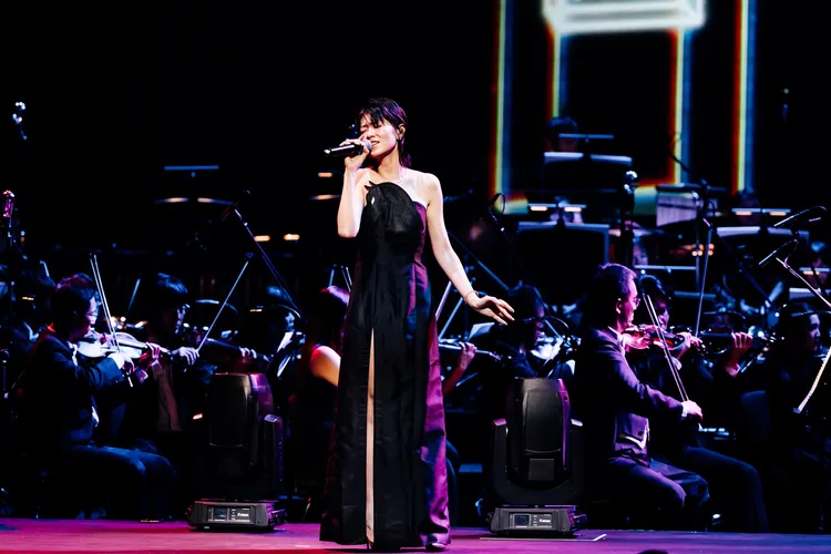 曹雅雯身穿設計師APUJAN詹朴打造的黑色禮服，美到令人屏息。衛武營國家藝文中心提供