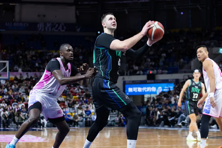 庫薩斯(中)。PLG