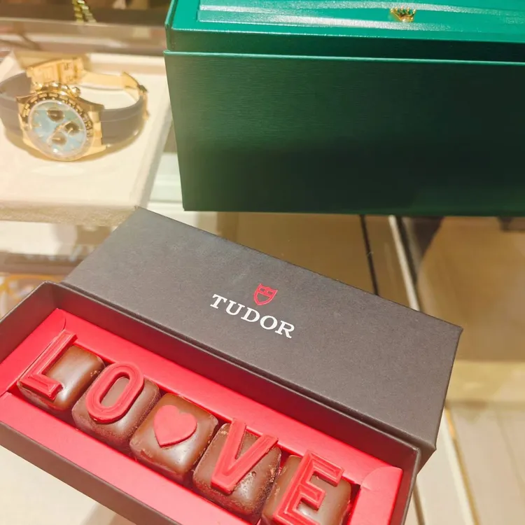 Summer領取之前預訂的名錶。翻攝Summer臉書