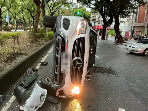急閃公車失控！賓士敦化南路猛撞3車翻覆180度　駕駛受困送醫慘狀曝
