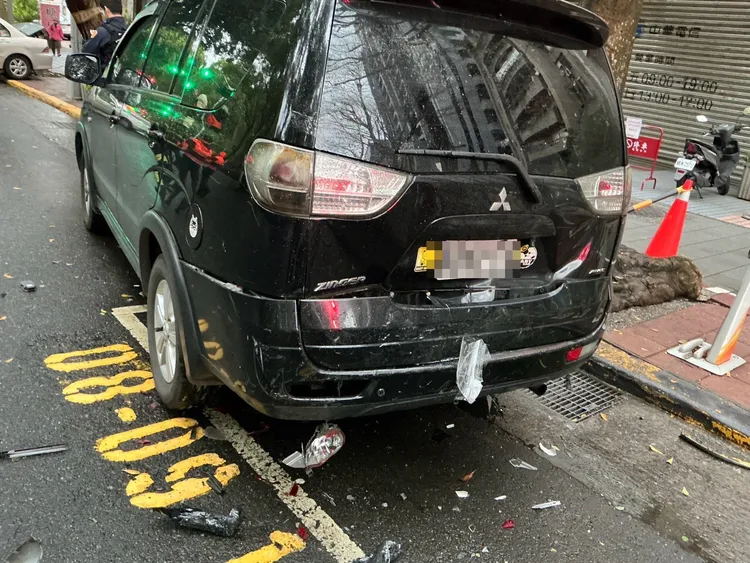 路邊停車格內一輛黑色自小客車無端遭撞。翻攝畫面