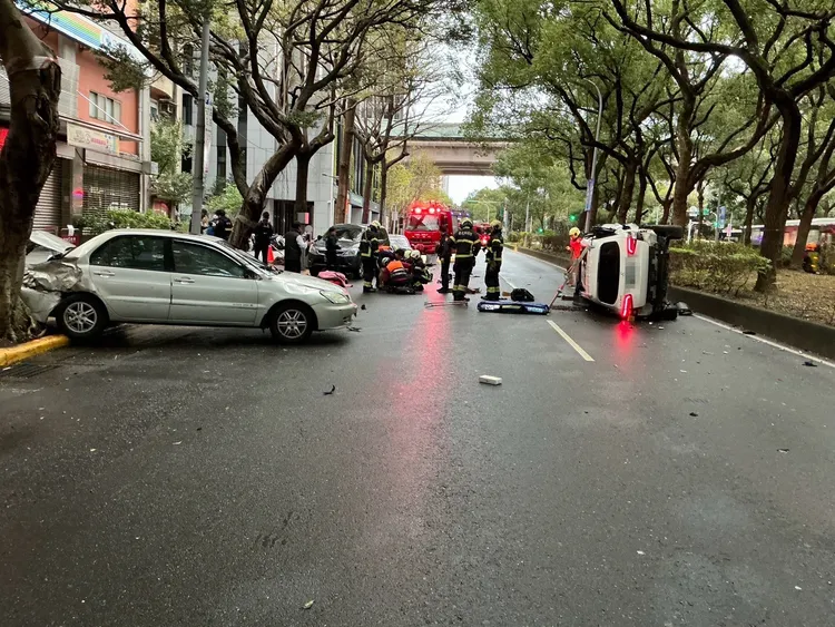 遭賓士撞擊及波及3輛小客車多處受損，更有車子衝上人行道，幸好未有人受傷。翻攝畫面