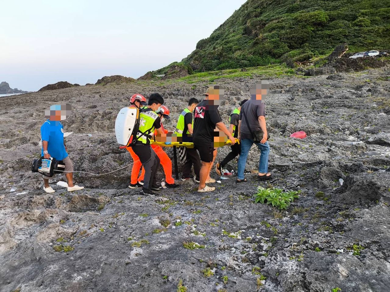 蘭嶼雙獅岩1釣客遇浪襲落海 救起命危送醫