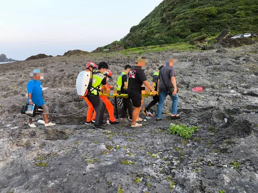 蘭嶼雙獅岩1釣客遇浪襲落海　獲救命危急搶救