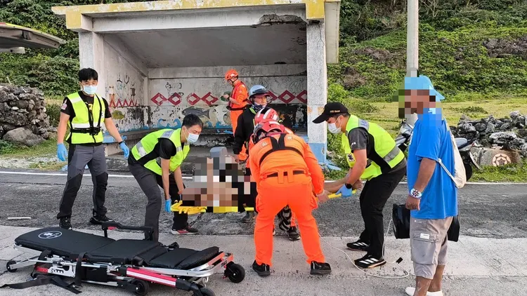 落海的釣客被救起急送衛生所搶救。第13岸巡隊提供