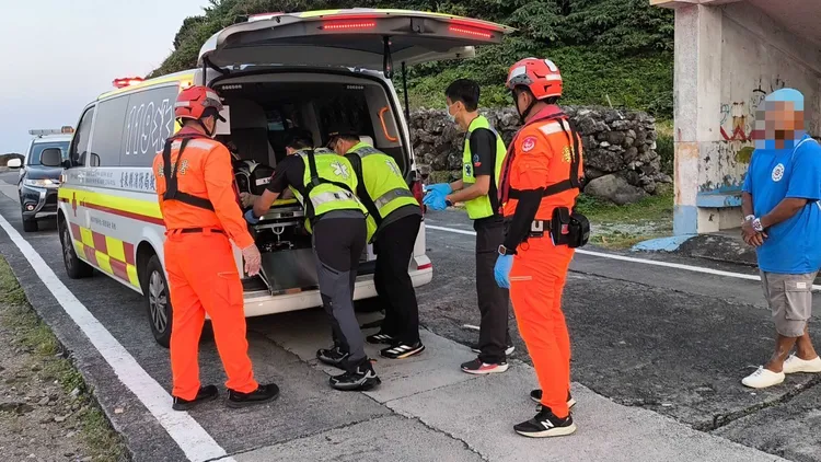 落海的釣客被救起急送衛生所搶救。第13岸巡隊提供