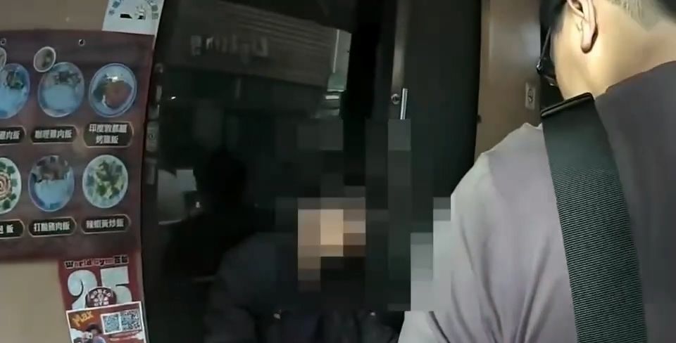 逢甲商圈持刀男作勢砍人 民眾合力壓制扭送法辦