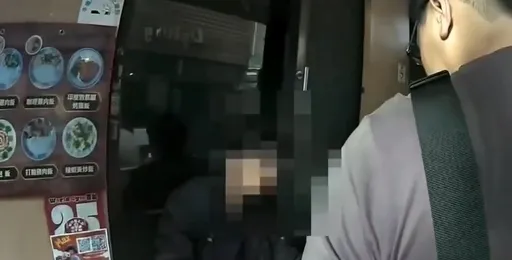 逢甲商圈持刀男作勢砍人　民眾合力壓制扭送法辦