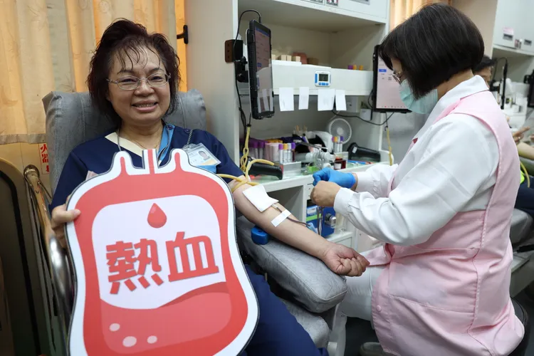東華醫院發動員工響應捐熱血，O型的社區健康中心主任李玉玲率先響應。東華醫院提供