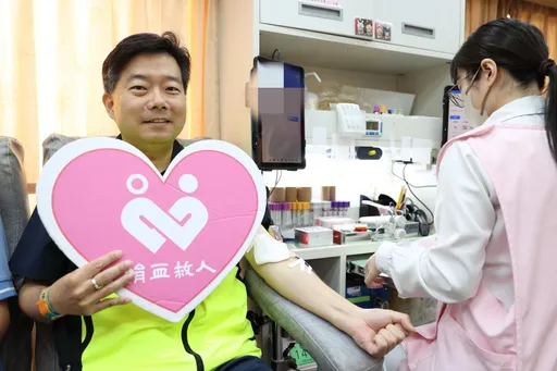 急診醫師怕打針！為紓解血荒拚了　他捐出人生第一袋鮮血