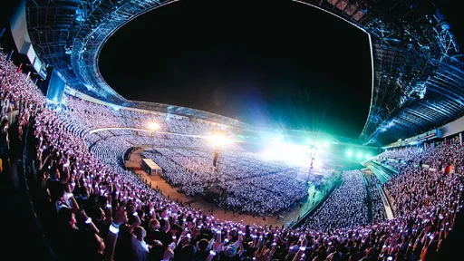 日天團ONE OK ROCK攻佔大銀幕！震撼還原7萬人現場