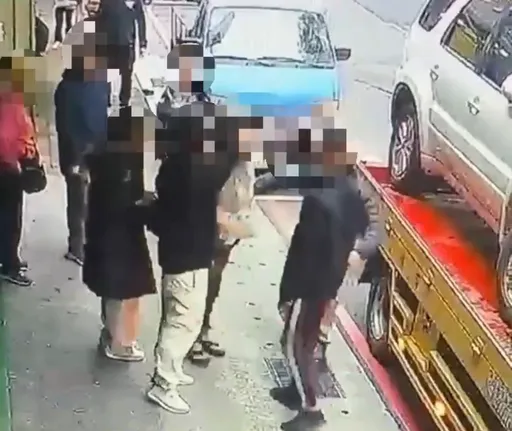 600公尺強收7萬元！新北破獲拖車蟑螂集團　刺青黑衣男包圍恐嚇取財畫面曝