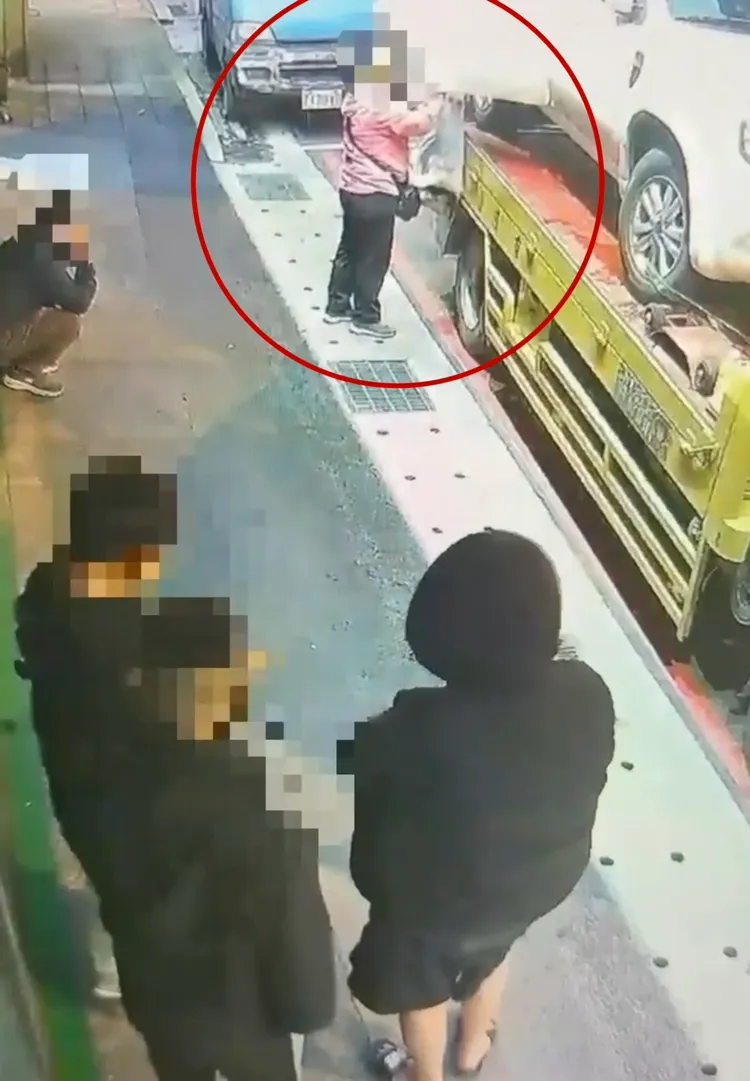 拖吊蟑螂任由被害人打電話求救，在一旁抽菸等待，自認對方已經簽了同意書，在民事上站得住腳。翻攝畫面