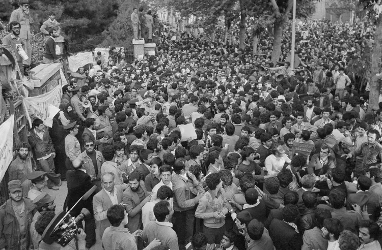 人質危機期間美國大使館外反美情緒高漲的民眾。美聯社