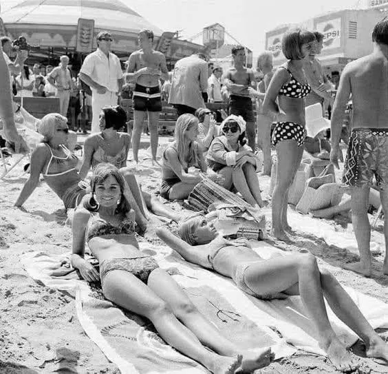 1970年代德黑蘭海灘。翻攝自X
