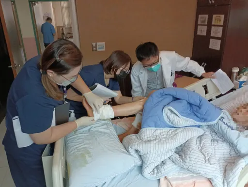 76歲嬤遭3犬撕咬200處傷口　將4度清創！ 彰化醫院供免費高壓氧