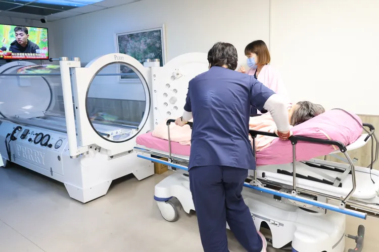 彰化醫院今起提供陳姓阿嬤5次高壓氧治療。彰化醫院提供