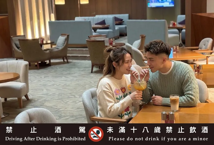 台南遠東香格里拉豪華閣貴賓廊於傍晚提供雞尾酒與輕食，營造放鬆的住宿氛圍。台南遠東香格里拉飯店提供