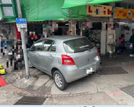 車撞進小吃店！81歲老闆肋骨斷了　「易家鯊魚麵」無限期休業