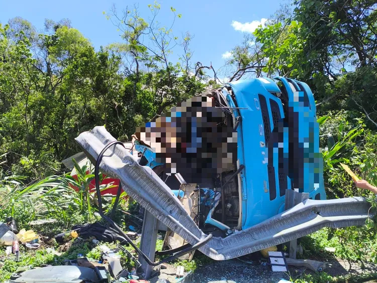 水泥車車頭嚴重變形。翻攝畫面