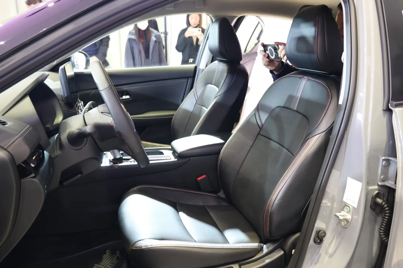 Sentra SAKURA車內透過紅色縫線點綴提升運動氛圍。林浩昇攝