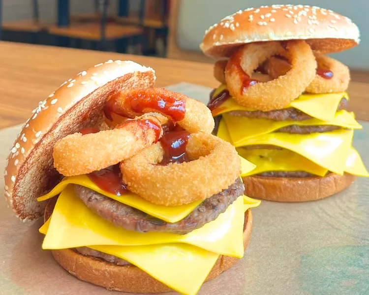 限定新品「洋蔥圈犇牛堡」可選擇三層或五層組合。漢堡王提供