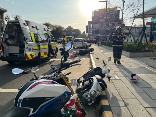 驚險畫面！小客車駕駛癲癇發作衝撞停等紅燈機車　4騎士擦挫傷送醫