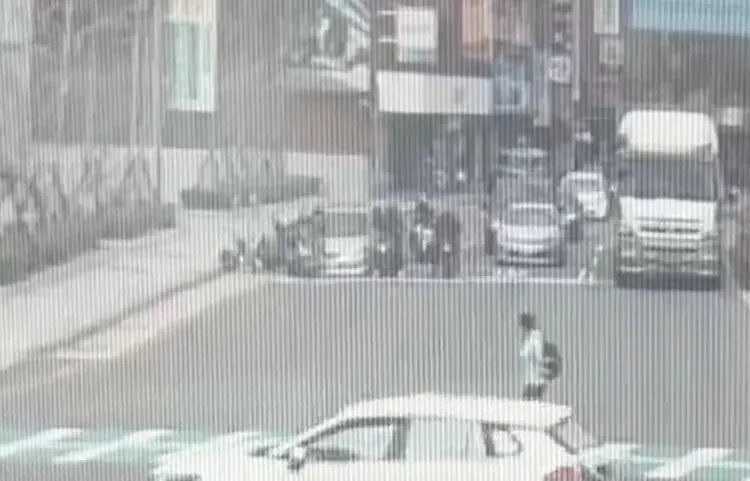 小客車撞上等紅燈的機車。翻攝畫面