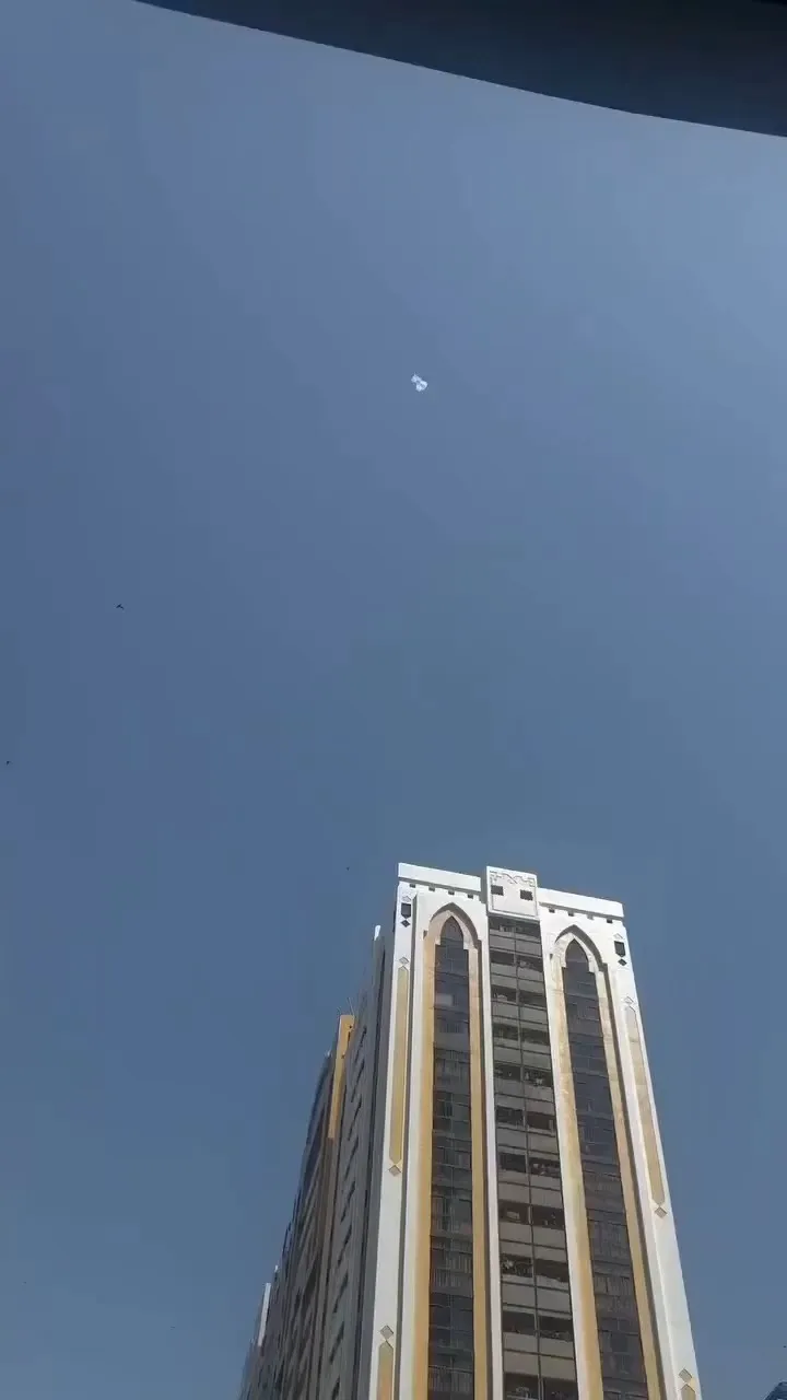 天空中顯眼的白色雲狀物，疑似防空系統攔截來襲目標後形成的攔截煙雲。Threads網友「@amy8192002」授權提供