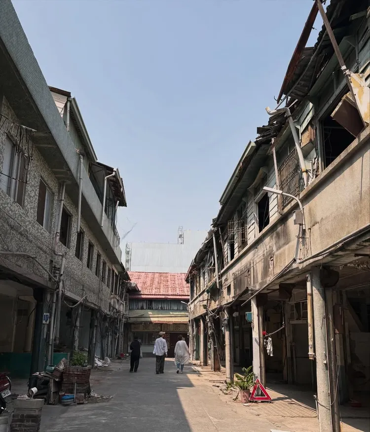 造型師PO出上野樹里與工作人員漫步嘉義的巷弄。翻攝seeeke0810 IG