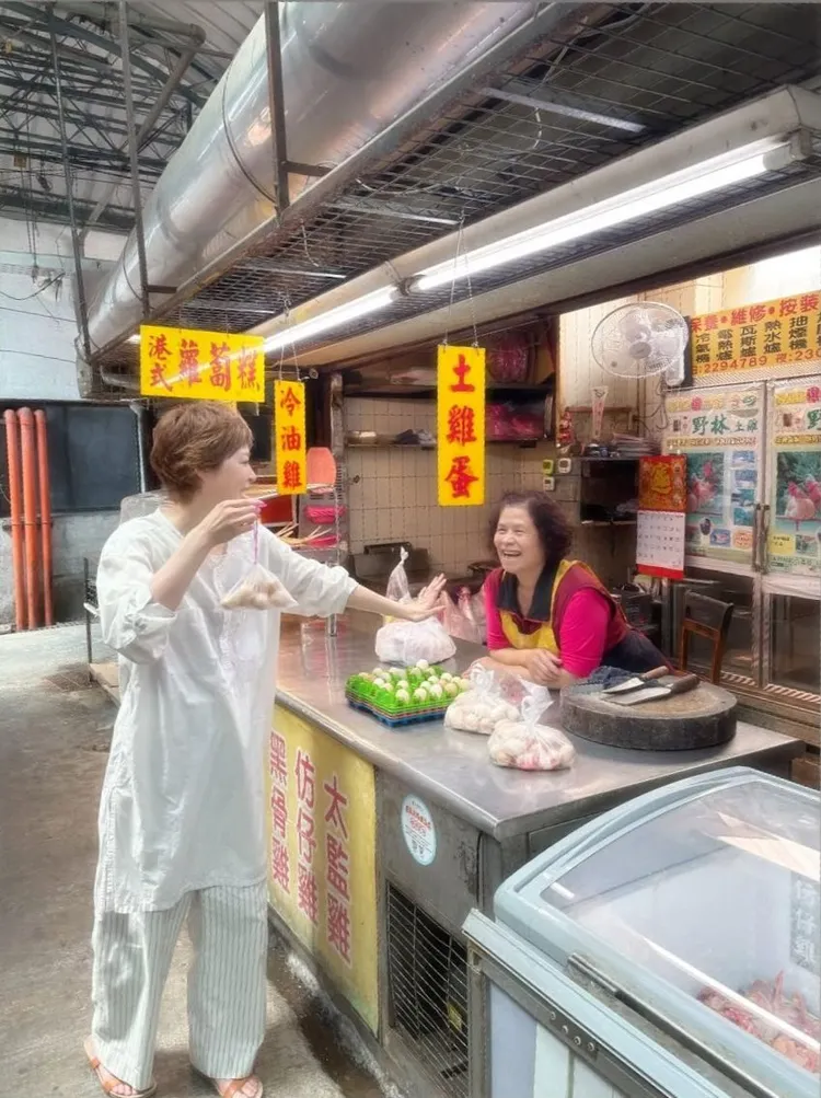 上野樹里到市場買雞蛋，和老闆娘寒暄。翻攝上野樹里IG