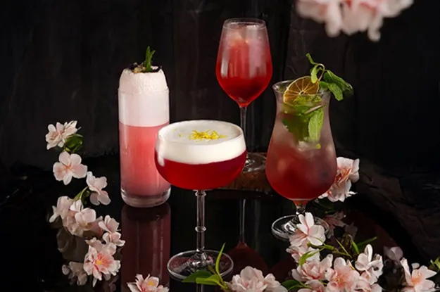 Rooftop Bar22天空酒吧獻上櫻花特調系列，由調酒師以鹽漬櫻花琴酒、蘭姆酒等元素調製，每杯200元至250元。業者提供