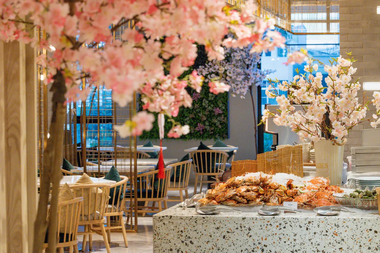 高雄日航酒店於SERENA全日餐廳精心打造櫻花主題布置。業者提供