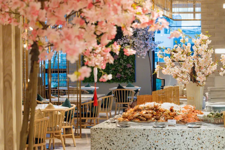高雄日航酒店於SERENA全日餐廳精心打造櫻花主題布置。業者提供