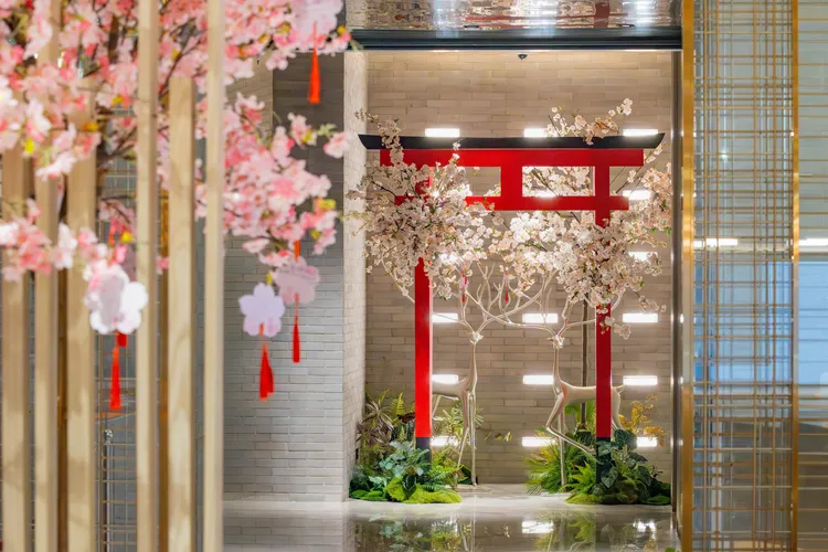 高雄日航酒店於SERENA全日餐廳精心打造櫻花主題布置，營造如置身日本賞櫻勝地的浪漫氛圍。業者提供