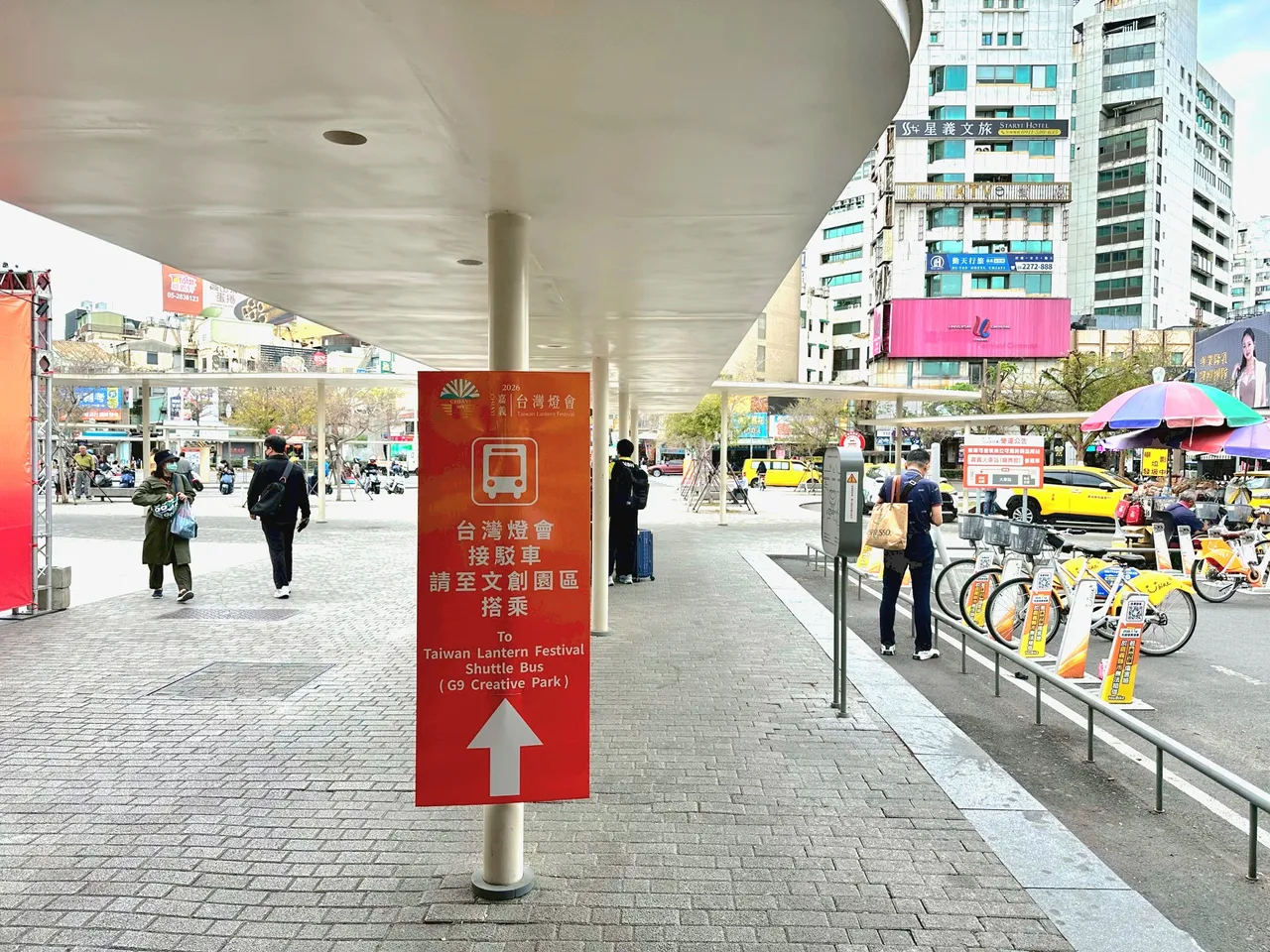 嘉義站內外設置引導指標，方便旅客進、出站或轉乘台灣燈會接駁車。台鐵提供