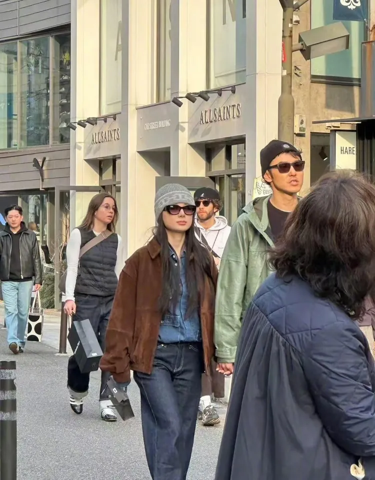 阮經天的毛帽和外套皆是自身代言的品牌Stone Island，女友則戴著HERMES帽、CHANEL墨鏡、拎HERMES手袋，外套是THE ROW。翻攝會火微博