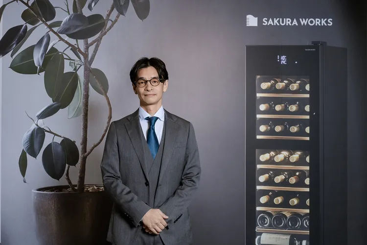 SAKURA WORKS品牌創辦人暨社長Akio Hozumi 穂積亮雄堅信：『藏酒不是保存，而是定格最完美的黃金時刻。』。業者提供