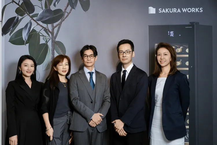 SAKURA WORKS品牌創辦人暨社長Akio Hozumi穂積亮雄（中） 、SAKURA WORKS品牌總經理 Masaaki Okumura奧村政章（右2）、恆隆行副總經理陳佩金（左2）、恆隆行新零售事業群新商品開發部經理陳怡如（右1）、恆隆行新零售事業群新商品開發部副理林佳蓉（左1）。業者提供