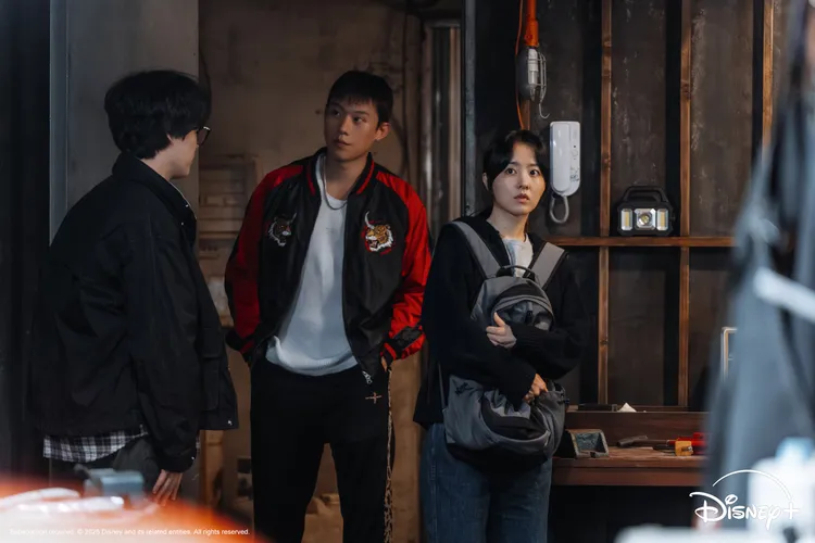 金聖喆（中）劇中飾演犯罪組織成員，藉故接近朴寶英。Disney+提供